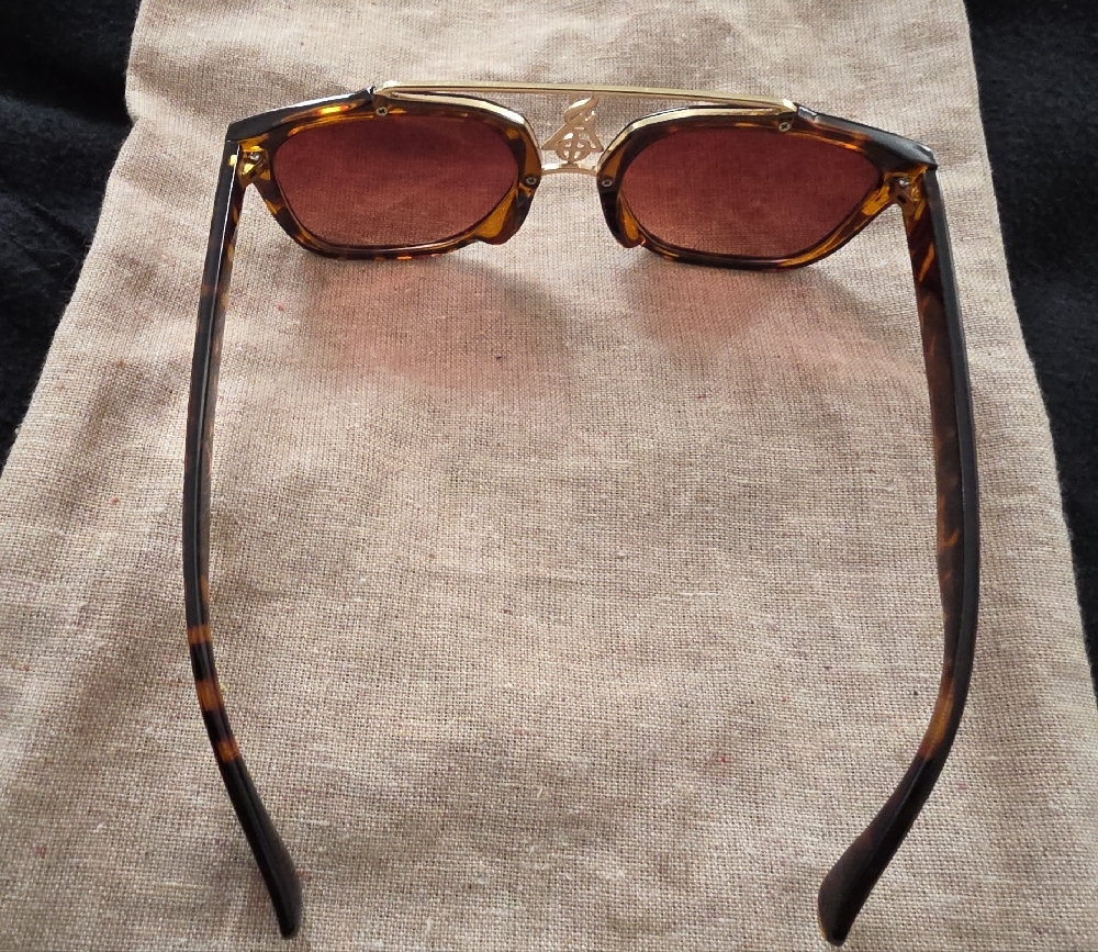 Luxury Tortoise Shell Sunglasses with Gold Detail - Picture 3 of 5